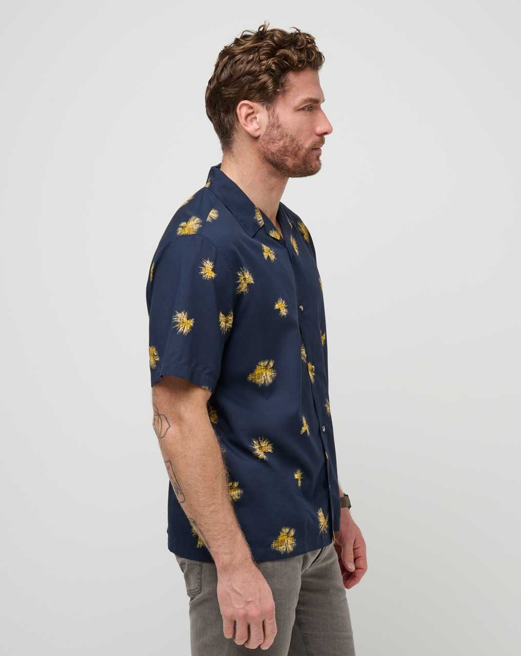 Total Eclipse Travis Mathew Casino Holiday Button-up | PCOZ52603